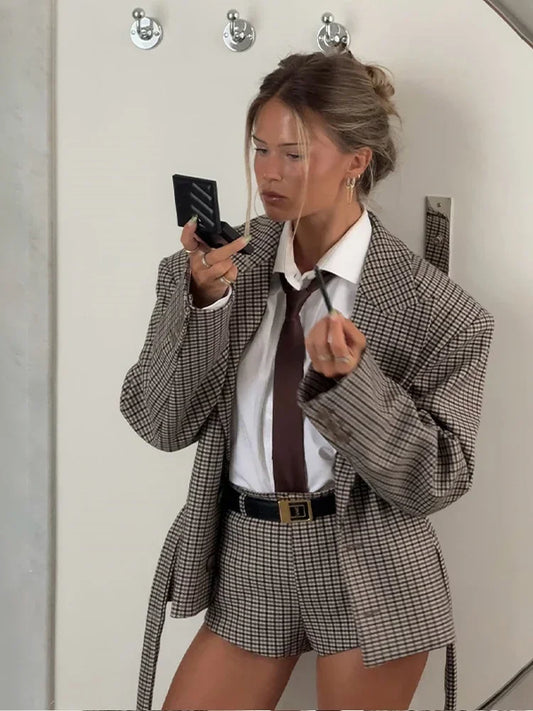 Completo Donna Élise - Blazer a Quadri, Shorts e Camicia con Cravatta